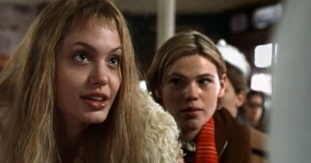 Angelina Jolie e Clea DuVall in una scena del film