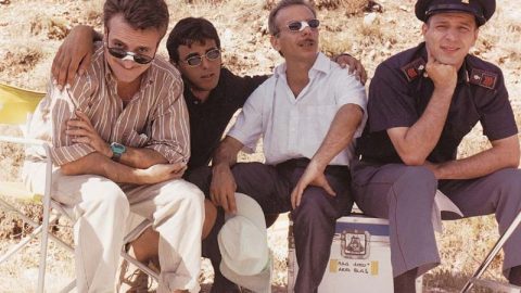 Giacomo, il regista e sceneggiatore Massimo Venier, Giovanni e Aldo in una pausa sul set del film