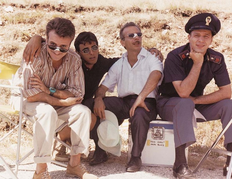 Giacomo, il regista e sceneggiatore Massimo Venier, Giovanni e Aldo in una pausa sul set del film